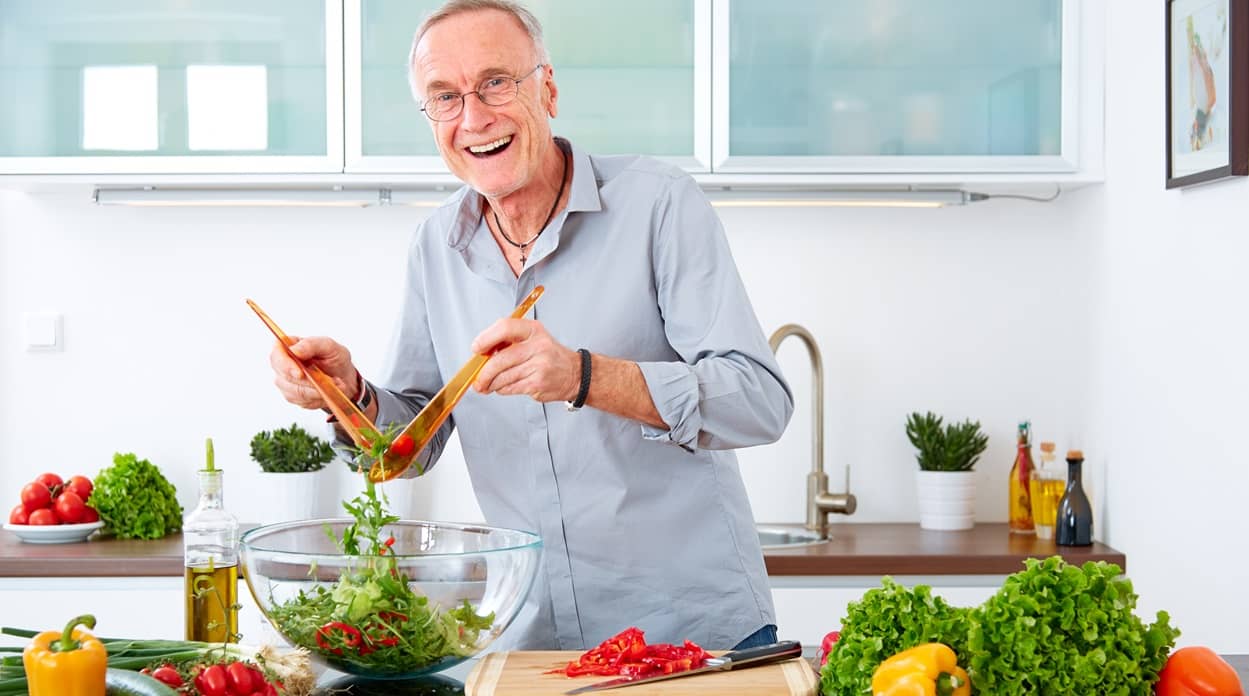 Gesunde Ernährung bei Senioren mit Obst und Gemüse