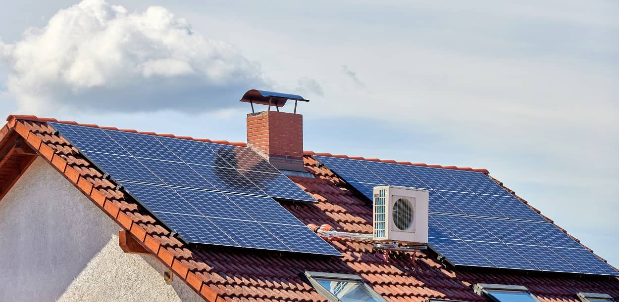 Hausdach mit Solaranlage und Wärmepumpe